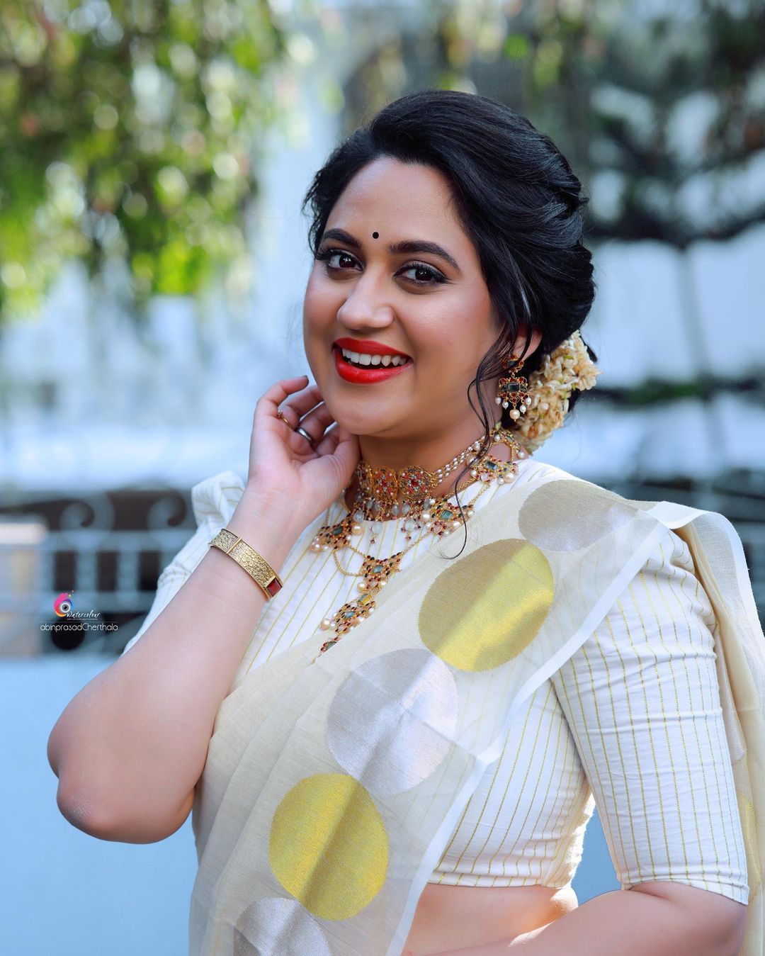 MALAYALAM ACTRESS MIYA GEORGE BEAUTIFUL JEWELRY IN WHITE SAREE 5